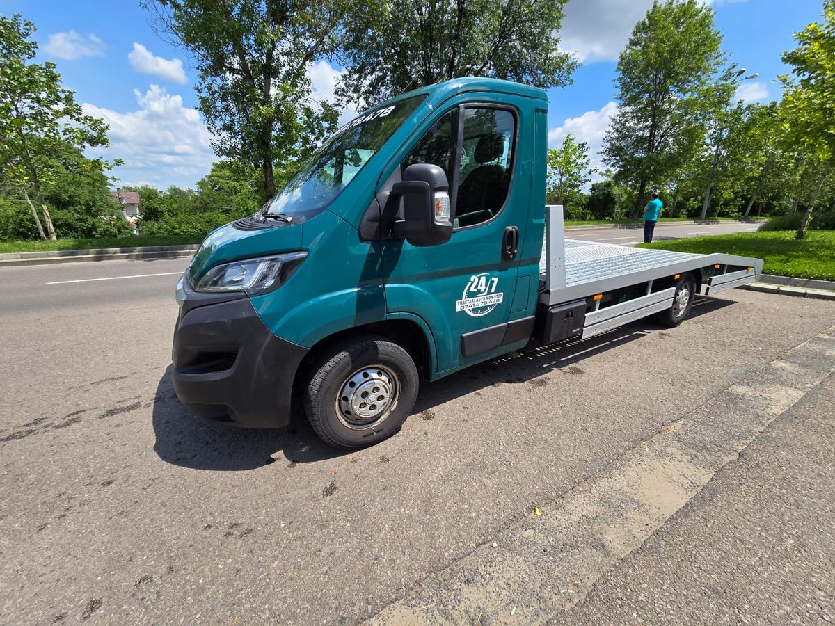 Autoplatformă de tractări auto disponibilă în București
