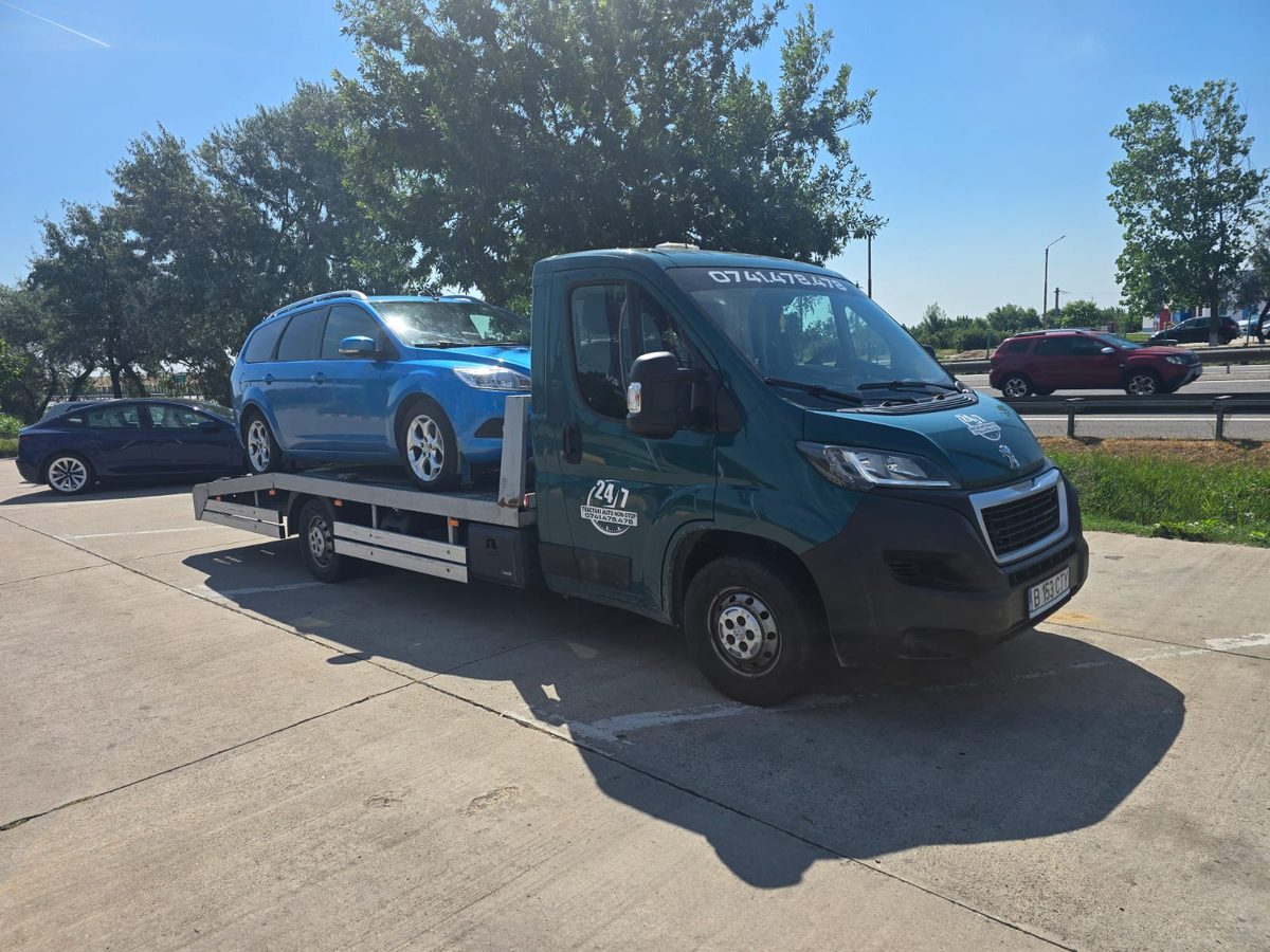 Transport auto pe platformă: autoturism break albastru încărcat, București